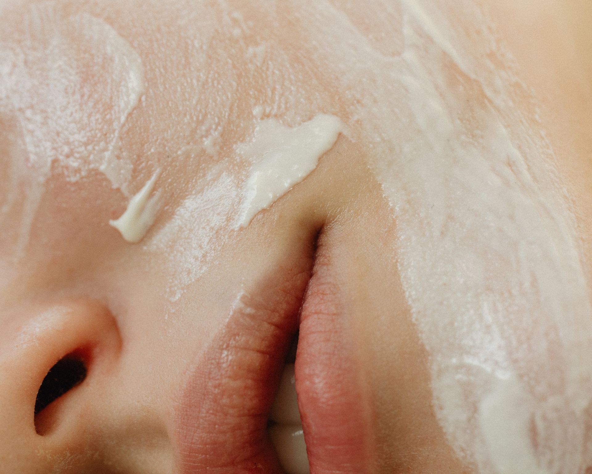 Hidratación facial con ácido hialurónico